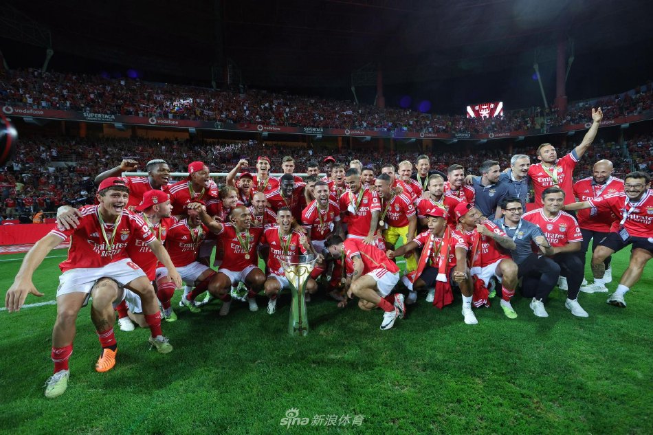 范迪克在接 范迪克在接